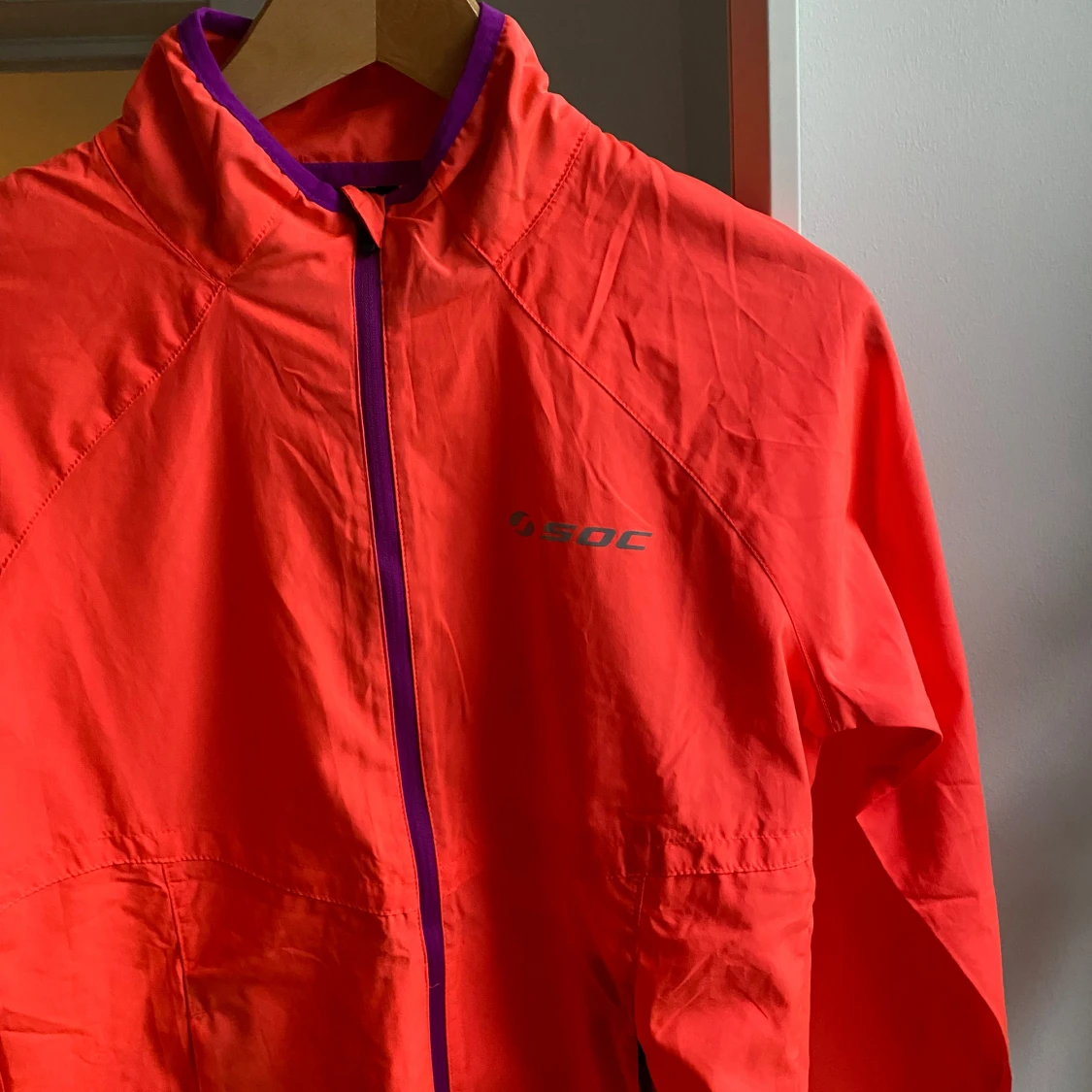 Orange vindjacka från SOC - 1