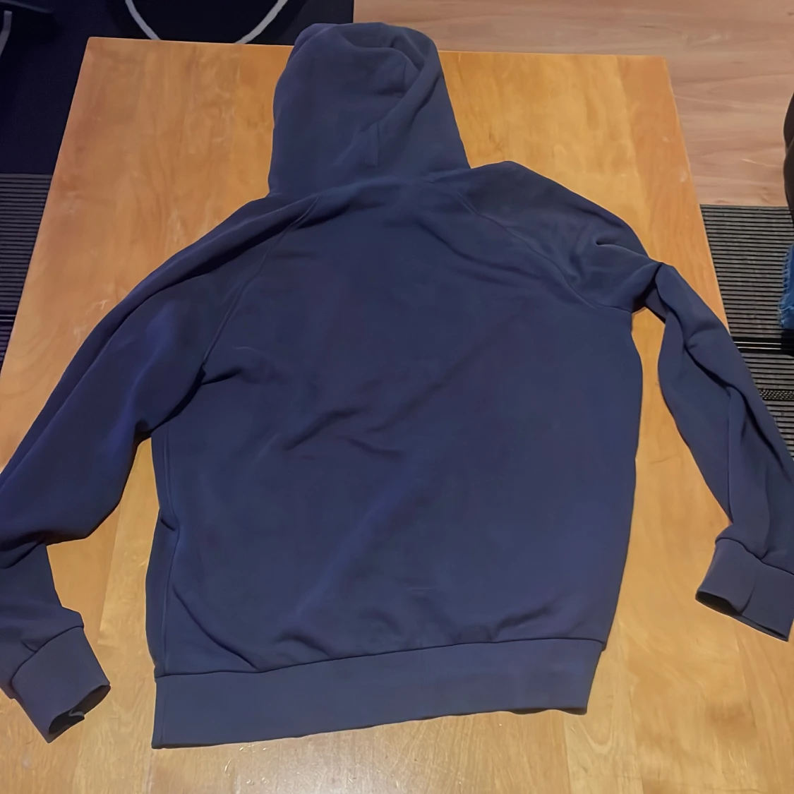 Mörkblå hoodie från Peak Performance - 1