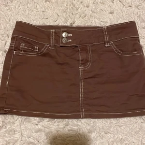 Brun minikjol - Säljer en snygg brun kortkjol från H&M. Använt 1 gång, jättebra skick! 