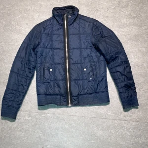J.Lindeberg Field jacket - Field jacket från J.Lindeberg. Den är storlek M så är ganska stor på han på bilden (177). Sjukt populär så passa på medan vi säljer den så billigt! Perfekt jacka för vår och höst men även soliga vinterdagar. Kolla in profilen för mer