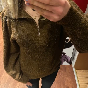 Brun stickad tröja med dragkedja från Vero Moda - Säljer en mysig brun stickad tröja med dragkedja framtill. 
