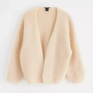 Lindex populära kofta - Säljer min fina kofta då den nästan aldrig kommer till användning. Använd 2ggr, aldrig tvättad, men den är lite nopprig❤️ mer bilder finns att få om det önskas❤️strl M/L