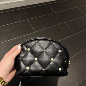 Näcessär från Primark - Super söt necessär från primemark. Bra skick. Hör av dig vid frågor❤️