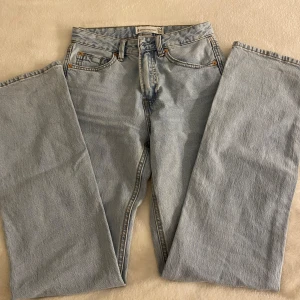 Ljusblå jeans från Stradivarius - Säljer ett par ljusblå jeans från Stradivarius. Perfekta för en avslappnad stil. Dom satt jätte perfekt men tyvärr så är dom för tajta och små. Dom är helt nya. Köpta för 300kr men går ner lite  i pris😊