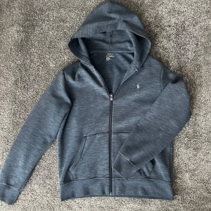 Polo Ralph Lauren Hoodie - Riktigt snygg Polo Ralph Lauren Hoodie i toppskick! Storlek M/175, priset är diskuterbart! Kom gärna med frågor!