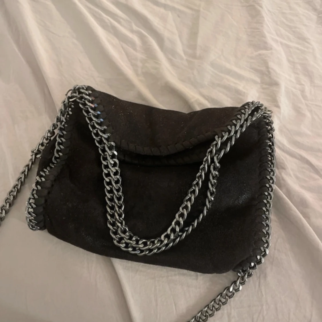 Svart axelväska med kedjedetaljer - 3