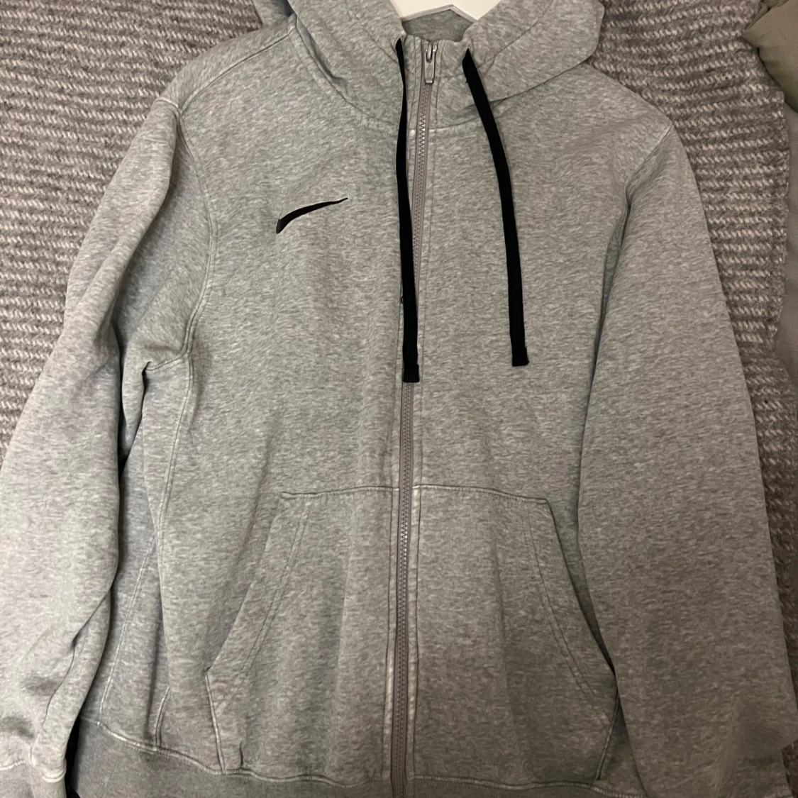 Grå hoodie