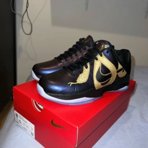 Nike Kobe V Protro ’Year of the Mamba’ - Dem är helt nya, köpte dem precis. Jättemånga fina detaljer över hela skon, originalboxen, papperna på insidan och röda påsen som visas på bilderna. Kobe Bryant’s signatur på bak hälen av skon, guldig orm på sidan.