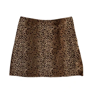 Leopardmönstrad kjol - Trendig leopardmönstrad kortkjol i stilrent design. Perfekt för att ge din outfit en djärv touch. 🐆