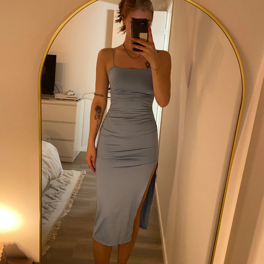 Ljusblå klänning med slits