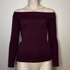 Vinröd offshoulder topp från H&M - Säljer en vinröd offshoulder topp från H&M. Toppen har långa ärmar och är tillverkad i en mjuk bomullsblandning med stretch för en bekväm passform. 