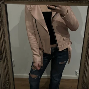 Skinnjacka  - Jätte fin rosa skinnjacka i jätte bra skick! Så fin! Hör av dig vid frågor.
