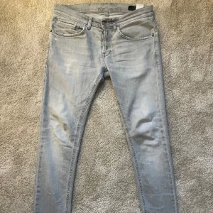 Dondup jeans George 29 - Snygga ljusgrå jeans med en slim passform,. använt skick men jätte mycket kvar att ge, storlek 29 men passar 30. Perfekta för en stilren look. 100% äkta