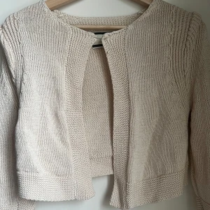 Beige bolero, By Malene Birger, Stl S. - Väldigt fin bolero från By Malene Birger som tyvärr inte kommer till användning. Storlek S och är i mycket bra skick!