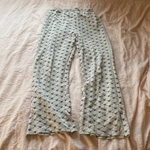 Mönstrade byxor från H&M - Snygga byxor från H&M med ett unikt mönster av små Musse pigg. Väldigt fina men har tyvärr blivit för små. Vet ej riktigt storlek men kan vara väldigt små i midjan. 