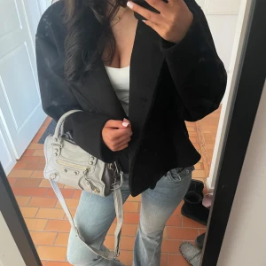 Svart kappa - SUPER Snygg svart kappa. Storlek M. Aldrig använd Skriv gärna om du har frågor! 💕