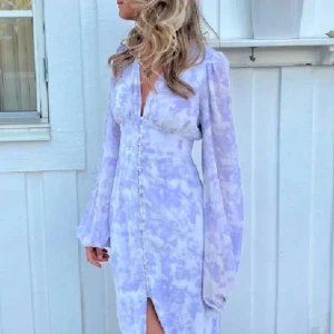 Ljuslila långklänning från ADOORE - Elegant ljuslila långklänning från ADOORE med långa ärmar och knappar framtill. Köpte på Vinted men de passa tyvärr inte. Finns inte att köpa längre. Perfekt till sommaren🤩😊