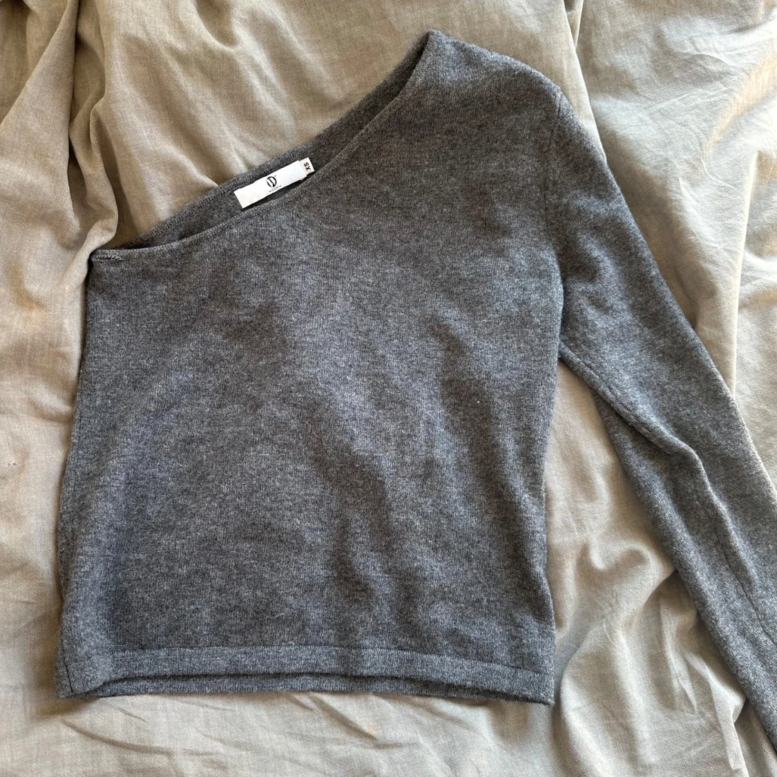 Grå oneshoulder tröja från Wakaku💕