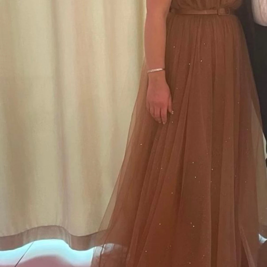 Brun axelbandslös balklänning - 1