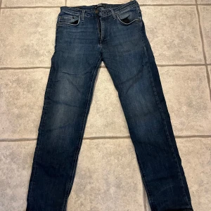 Jack & Jones jeans  - Jack & Jones jeans i storlek 29/32, bra skick men syns att dem är använda. Det är modell regular/clark, indigo denim. Nypris är 900kr, mitt pris 350kr. Bara skriva vid funderingar! 