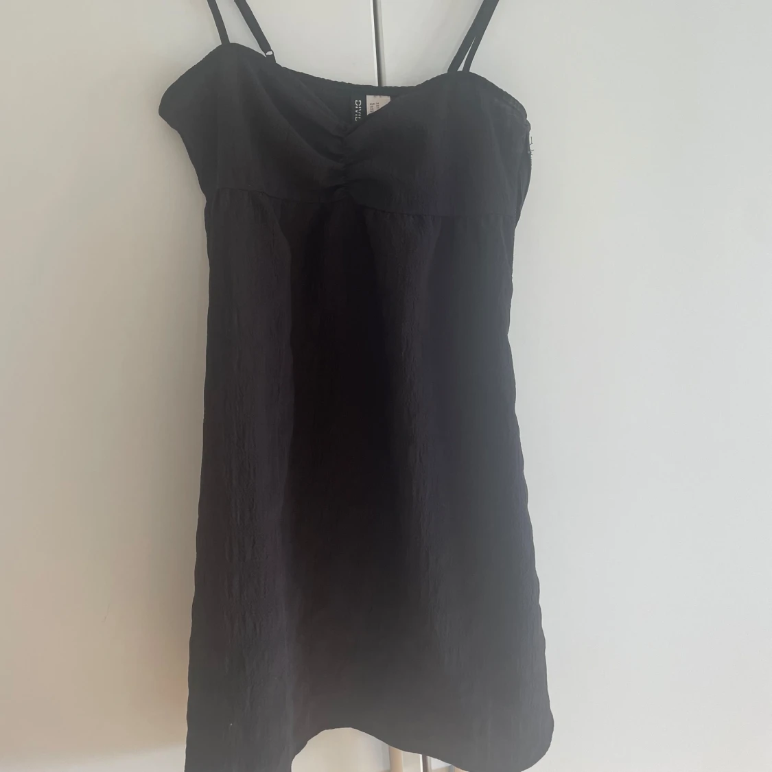 Svart klänning med smala axelband - 1