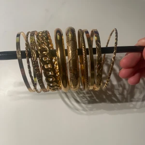 Guld armband set - 10st guldiga bangles. 7 cm i diameter, super fina för en vardaglig stil men även festlig tillställningar! Flera smycken på min profil, säljer med rabatt om man köper fler🩷🩷 
