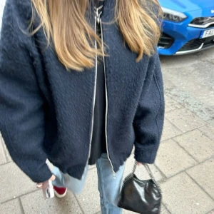 Snygg Zara jacka - Trendig och eftertraktad bomberjacka från Zara, säljs inte längre , bra skick knappt använd! 💓