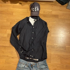 Linne skjorta  - Gott skick och inga tecken på defekter. Perfekt nu när våren och sommaren närmar sig. Från Bruun & Stengade