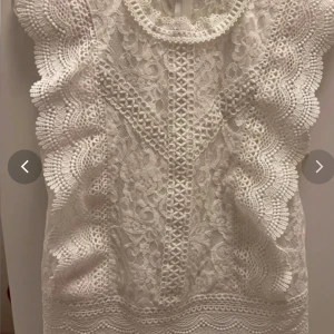 Vit spetsblus - Jättefin vit spets blus från only i storlek S 💗