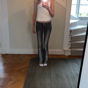Trendiga Weekday jeans - Så fina jeans från Weekday, storlek: w26, L32💕Skulle säga att dem passar någon med xs-s och jag är 172 som referens. Det finns en fläck på ena bakfickan(bild 4) men inget man tänker på, samt normalt slitage längst ner(bild 5)💕Pris kan diskuteras vid snabb affär