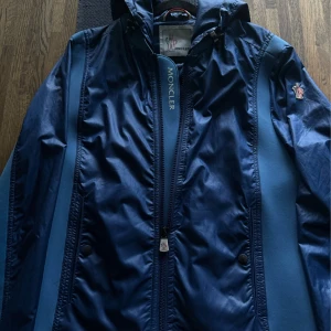 Moncler Grenoble Jacka - Moncler grenoble jacka i fint skick med små spår av användning.                                                                      Storlek: 4 (Mindre i storleken, passar Medium)             Hör av er om ni undrar över något :)