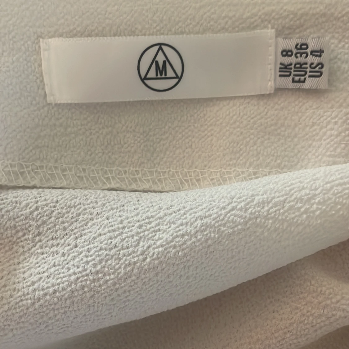 Vit blus med volangdetaljer - 2