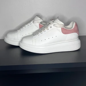 Vita skor  - Snygga skor från Alexander mcqueen som är använda. Perfekt för våren och sommaren som kommer. Priset är inte hugget i sten så om du har några frågor är det bara att fråga på!
