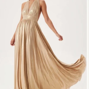 Balklänning - Säljer min superfina balklänning som bara är använd en gång!❤️