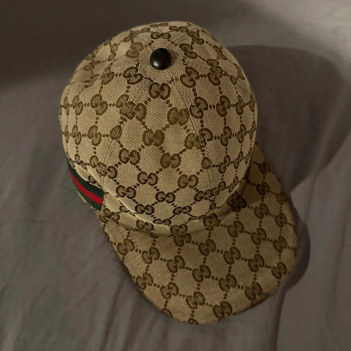 Beige keps med monogrammönster - 3