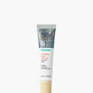 Birthday Balm Dotcom från Glossier - Glossier Birthday Balm Dotcom är ett universellt läppbalsam i en glittrig tub. Perfekt för att hålla läpparna mjuka och återfuktade med en subtil doft av vanilj och en hint av skimmer. Knäppt använd!! originalpris 239:-