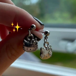 Hello Kitty örhängen 🤍✨ - Hello kitty örhängen 🤍✨59 kr/par  Lagerstatus: endast 2 par ✅ Material: örhängestiftet i rostfritt stål berlocken i vanlig metall 🤍 går bra att köpa via köp nu!