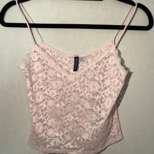 Rosa spetslinne från H&M  - ❗️TAR ENDAST EMOT SWISH, skriv t mig vid köp ❗️Säljer ett sött rosa spetslinne från H&M Divided. Linnet har smala axelband och ett blommigt mönster, ej justerbara band. Använd fåtal gånger. 💓