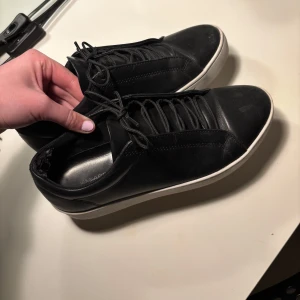 Svarta sneakers från Vagabond - Snygga svarta sneakers i storlek 38 från Vagabond. Lite slitna men fortfarande super snygga!🩷Säljes för 500kr, nypris 1195kr ☺️