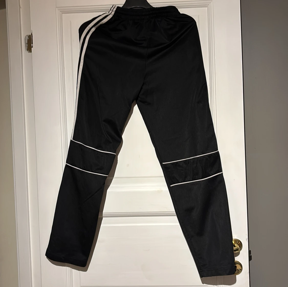 Svarta träningsbyxor med vita ränder - 1