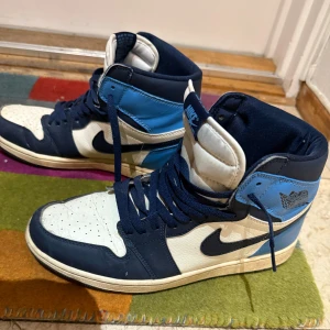 Nike Air jordan 1 low court purple  - jordan 1 low court purple  storlek 43. De har tydliga tecken på användning. Finns att hämta i Stockholm eller fraktas. 