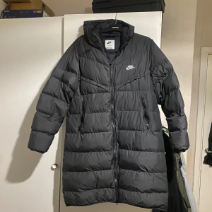 Nike dunjacka lång  - Tja, säljer min vinterjacka från nike då vintersäsongen börjar ta slut och har inte så mycket användning till den. Jackan är köpt på Nike för 3499kr. Jackan är i fint skick och har inga defekter eller så, om du skulle ha frågor eller är intresserad så är det bara att höra av dig🤝