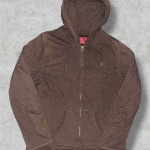 Brun Esprit Zip Hoodie - Brun Esprit Zip Hoodie Storlek L Mycket fint skick, inga defekter  Köp den nu via köp nu funktionen innan någon annan hinner före💸  Postar alltid inom 24h📦  Tveka inte att höra av dig om du har frågor🧐  Lägg ett prisförslag om du tycker det är för dyrt💸  Kolla min profil för andra fina kläder🛍️