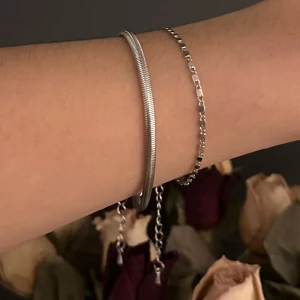 Två silvriga armband - Två jätte fina silvriga armband, oäkta men superbra skick, använd max tre gånger. Ett litet grövre och ett tunnare. Liknar Orm och Figaro kedjor. Omkretsen är ca 24 cm inklusive länkar för att justera längd. Jätte fina ihop och kan även sättas på små anklar, som ett fotarmband.          🌊🌊☀️🌊🌊