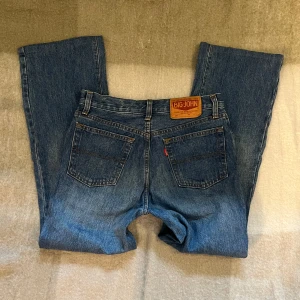 Blå jeans från Big John - Snygga blå jeans från Big John med klassisk femficksdesign. De har en rak passform och är tillverkade i slitstarkt denim. Perfekta för en avslappnad stil.