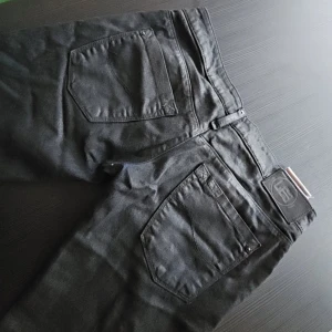 Lee skinnbyxor - Svarta skinnbyxor från Lee, extremt låga så midjemåttet är mer utav ett höft mått. - 86cm runt hela och 39/40cm tvärs över, innerbenslängd 78/79. Riktigt fina, knappt använda, rätt stretchiga! Storlek S/36 pågrund av midjan, men passar nog dem flesta 💕 Hör av er vid frågor!