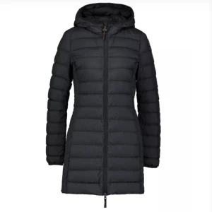 Svart dunjacka från Parajumper Irene - Snygg svart dunjacka från Parajumpers med huva och dragkedja. Jackan har en figurnära passform och är perfekt för kyliga dagar. Jackan är knappt använd och har inga skador. Skicka gärna Pm om du vill se fler bilder på jackan! Storleken är xxs och passar mig som är 158.