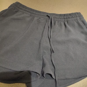 Marinblå shorts från ONLY - Snygga marinblå shorts från ONLY med elastisk midja och dragsko för justerbar passform. Perfekta för en avslappnad stil.