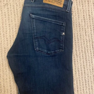 Blå jeans från Replay - Snygga blå jeans från Replay i modellen Anbass. De har en slim fit passform |  Perfekta för en stilren look.