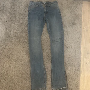 Bootcut jeans med hål - Snygga blå bootcut jeans från lager 157 har själv klippt hål lite över knät. Inte jätte lowaist men går att vika ner men de är snygga ändå.